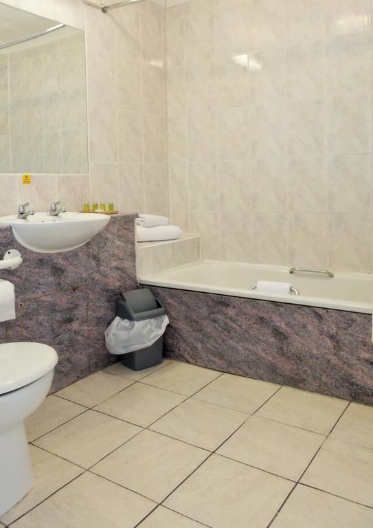 Roydon Marina Village Hotel المظهر الخارجي الصورة